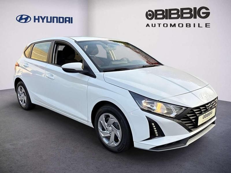 Neu Hyundai i20 Select 79 PS (58 kW) 2025 Atlas white Limousine