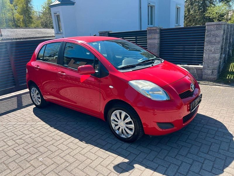 Rot Gebraucht 2009 Toyota Yaris Cool Kleinwagen | 4.750 € (Fairer Preis) - Bild 1/4