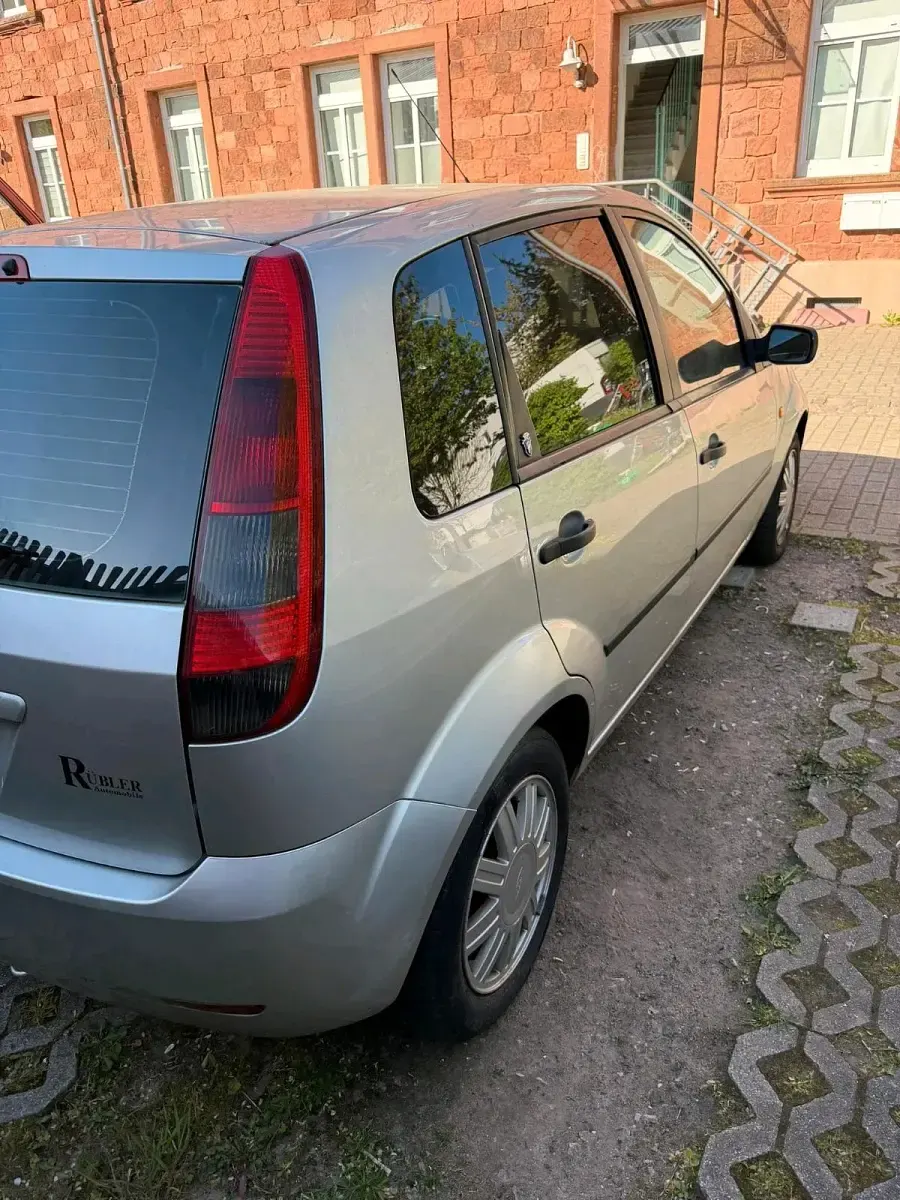 Second-hand Ford Fiesta 68 CP (50 kW) 2005 Gri Hatchback
