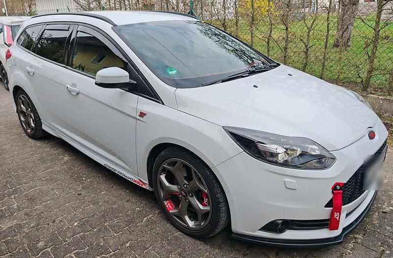 Gebraucht Ford Focus ST 250 PS (183 kW) 2013 Weiß Kombi