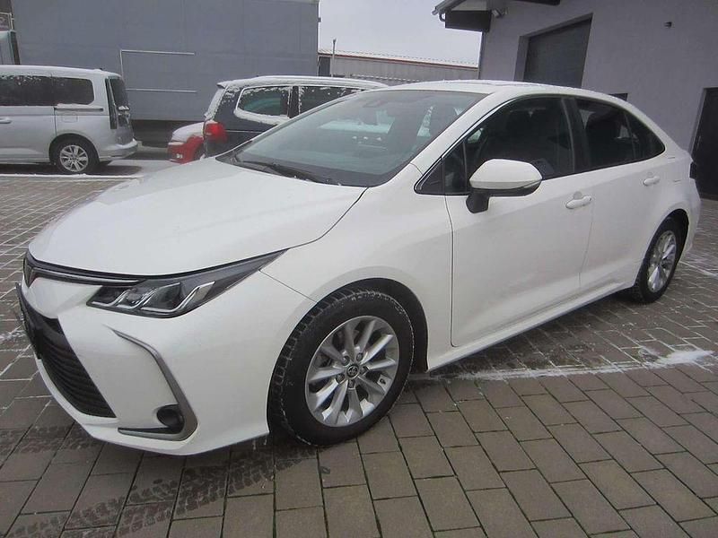 Weiß Gebraucht 2022 Toyota Corolla Limousine | 16.501 € (Fairer Preis) - Bild 1/4
