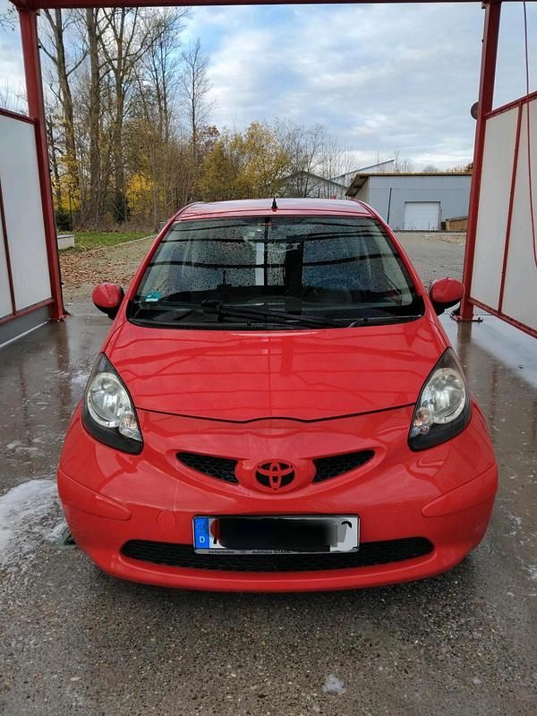 Rot Gebraucht 2007 Toyota Aygo Kleinwagen | 888 € (Superpreis) - Bild 1/4