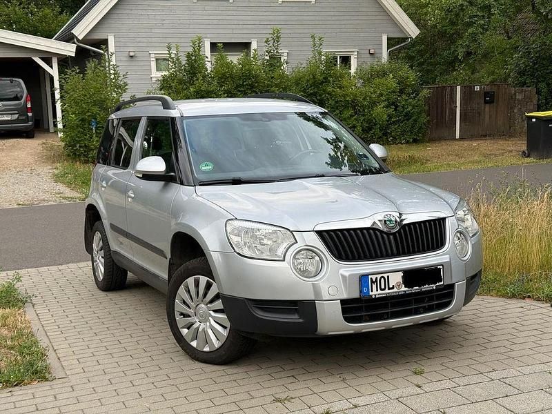 Silber Gebraucht 2012 Skoda Yeti Ambition SUV | 5.500 € (Guter Preis) - Bild 1/4