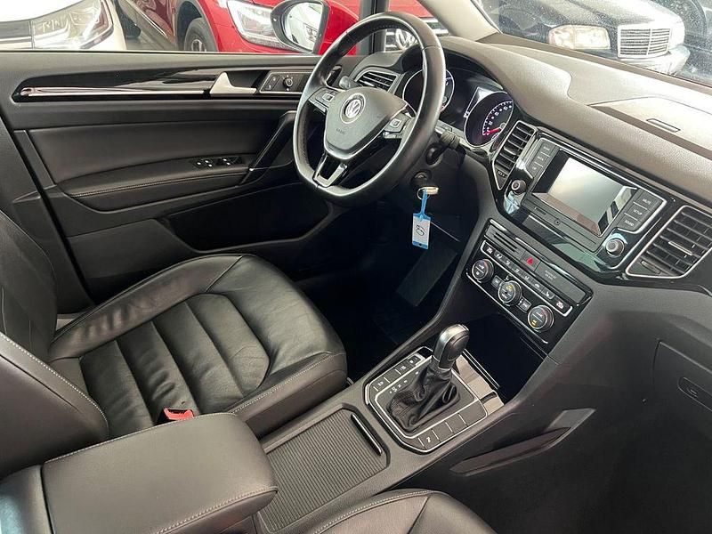 Rot Gebraucht 2016 VW Golf Sportsvan Highline Van / Kleinbus | 12.830 € (Guter Preis) - Bild 1/4