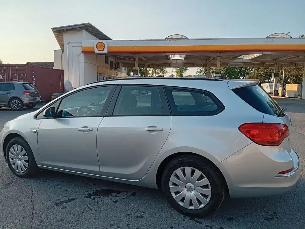 Gebraucht Opel Astra Selection 116 PS (85 kW) 2015 Silber Kombi