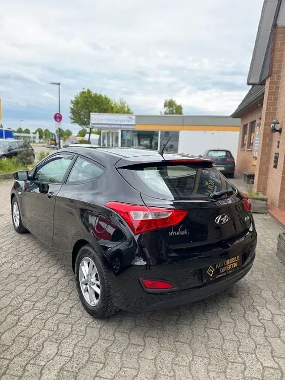 Usado Hyundai i30 Classic 99 CV (72 kW) 2015 Negro Coupe