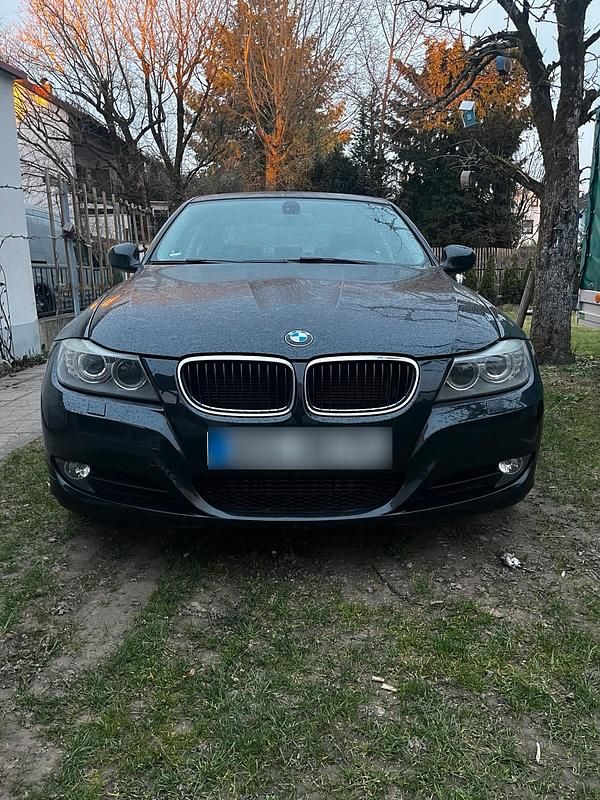 Gebraucht BMW 318 145 PS (106 kW) 2012 Schwarz Limousine
