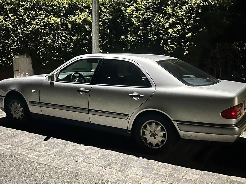 Gebraucht Mercedes E200 136 PS (100 kW) 1997 Silber Limousine