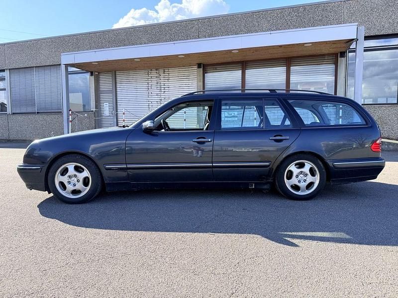 Gebraucht Mercedes E240 Avantgarde 170 PS (125 kW) 2001 Blau Limousine