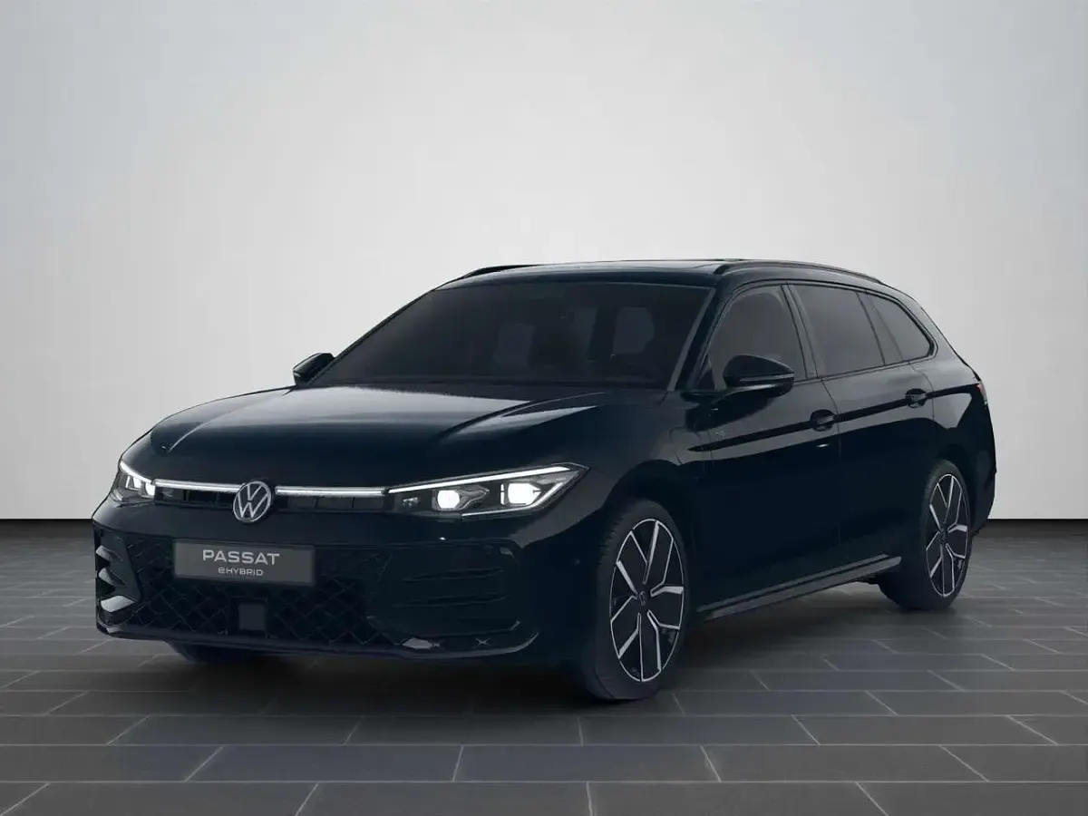 Gebraucht VW Passat R-line 272 PS (200 kW) 2025 Grenadillschwarz metallic Kombi