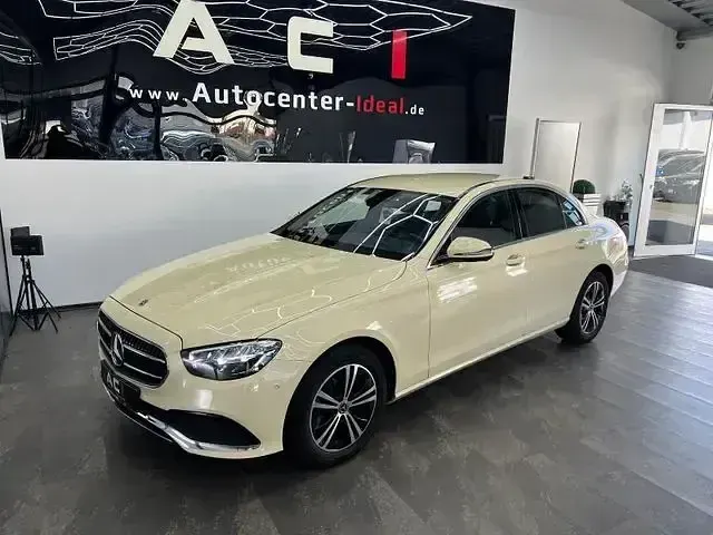 Gebraucht Mercedes E220 Avantgarde 194 PS (142 kW) 2021 Andere Limousine