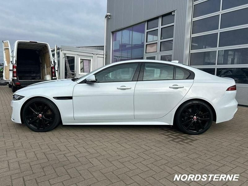 Begagnad Jaguar XE R-Dynamic 179 HK (131 kW) 2019 Vit Sedan
