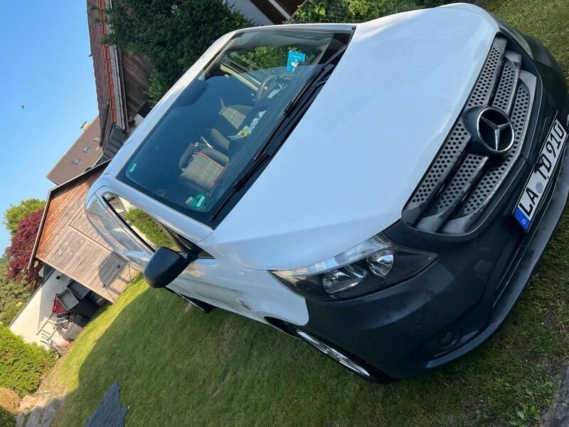 Weiß Gebraucht 2018 Mercedes Vito Van / Kleinbus | 11.500 € (Guter Preis) - Bild 1/4