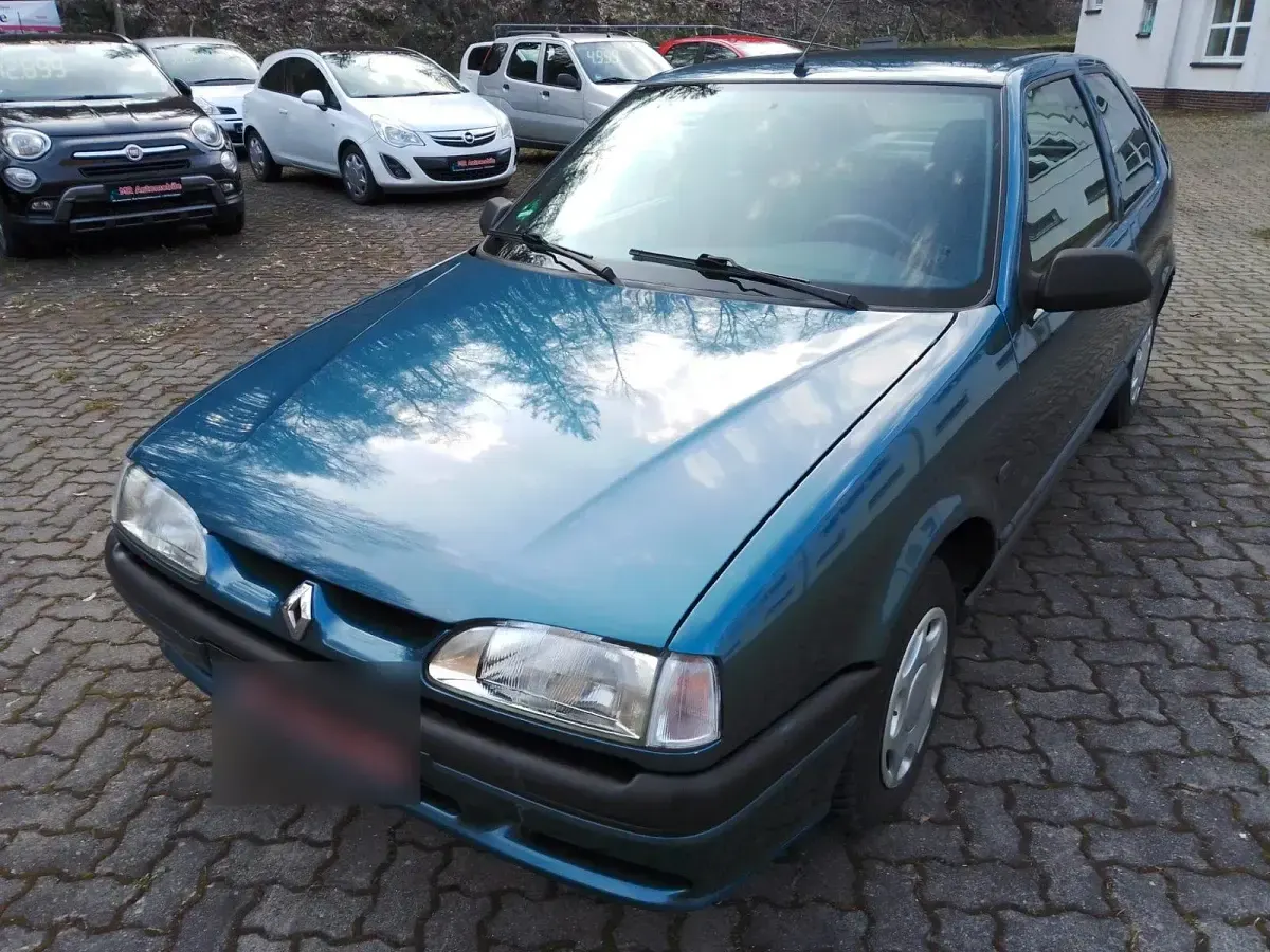 Second-hand Renault R9 73 CP (53 kW) 1995 Albastru Berlinǎ