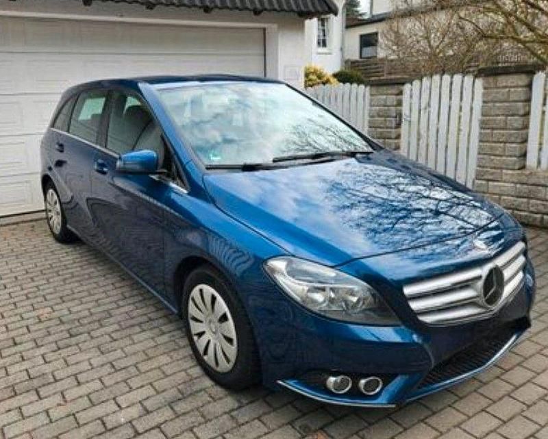 Gebraucht Mercedes B180 109 PS (80 kW) 2012 Blau Van / Kleinbus