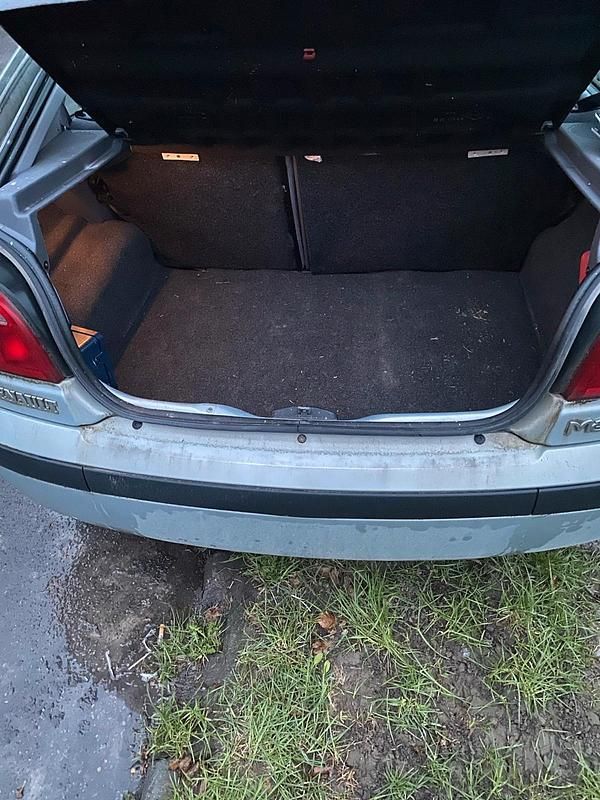 Gebraucht Renault Mégane 107 PS (78 kW) 2000 Silber Limousine