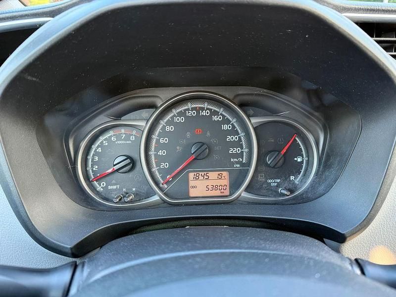 Gebraucht Toyota Yaris Comfort 69 PS (50 kW) 2015 Weiß Limousine