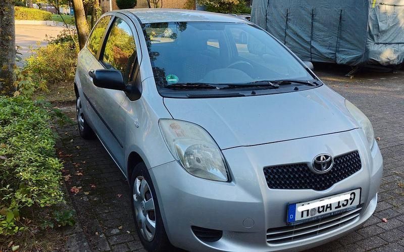 Silber Gebraucht 2007 Toyota Yaris Limousine | 2.950 € (Fairer Preis) - Bild 1/4