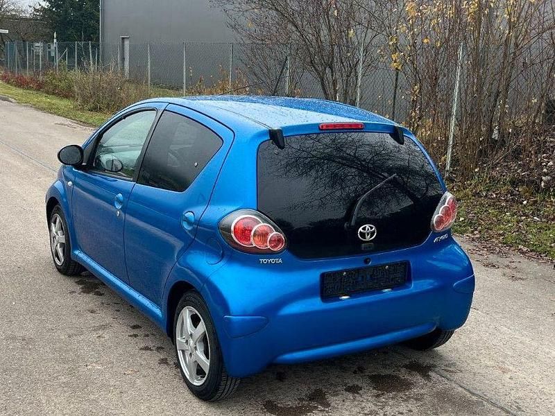 Gebraucht Toyota Aygo 68 PS (50 kW) 2011 Blau Kleinwagen