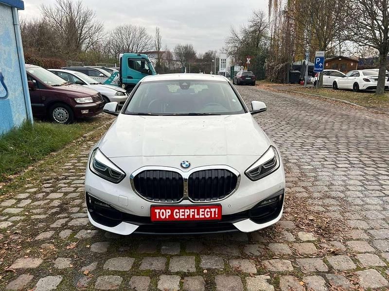 Alpinweiss iii Gebraucht 2021 BMW 118 Sport Line Kleinwagen | 15.999 € (Superpreis) - Bild 1/4