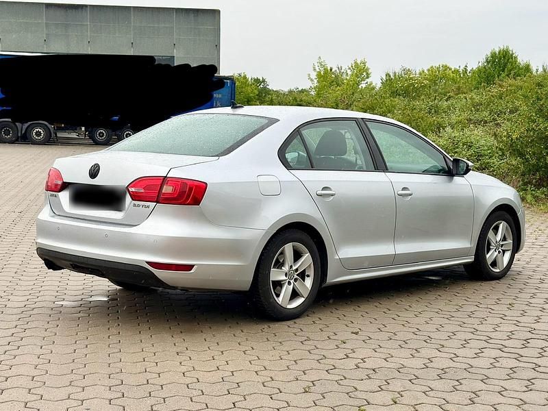 Gebraucht VW Jetta 150 PS (110 kW) 2011 Grau Limousine