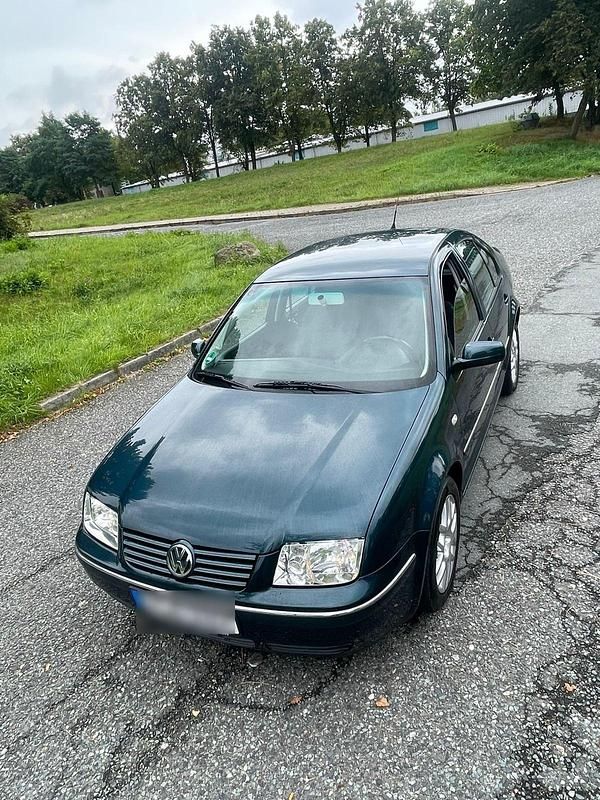 Schwarz Gebraucht 2002 VW Bora Limousine | 2.000 € (Etwas zu teuer) - Bild 1/4