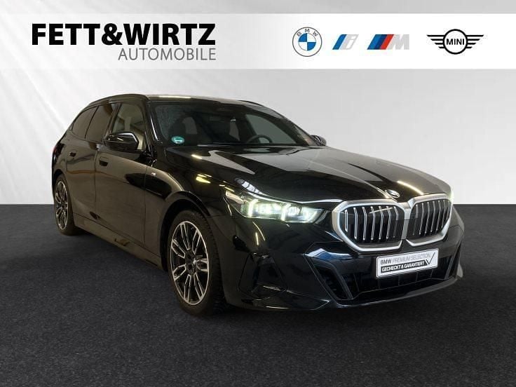 Black sapphire metallic Gebraucht 2025 BMW 520 Comfort Edition Kombi | 49.490 € (Guter Preis) - Bild 1/3