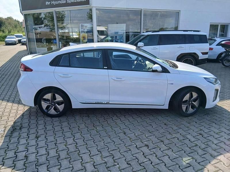 Gebraucht Hyundai Ioniq Trend 105 PS (77 kW) 2020 Weiß Kleinwagen