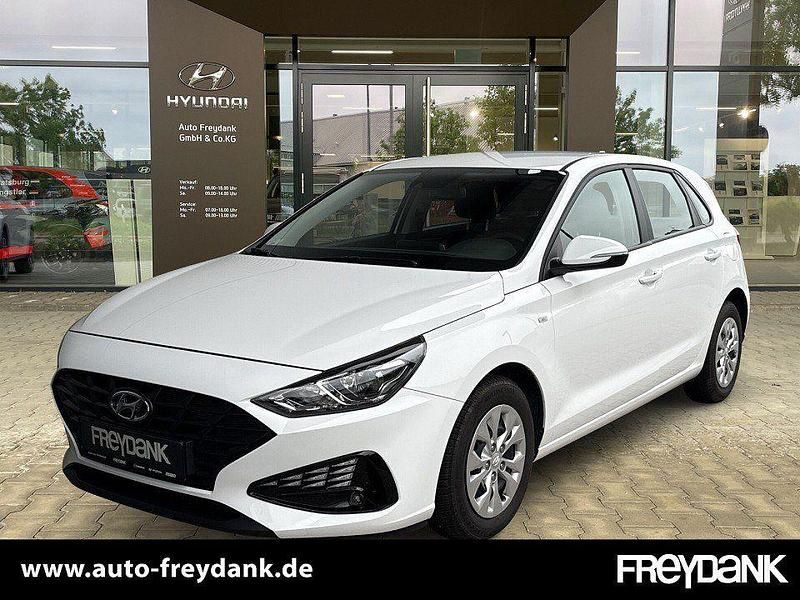 Atlas white / sol Gebraucht 2023 Hyundai i30 Select Limousine | 19.999 € (Fairer Preis) - Bild 1/4