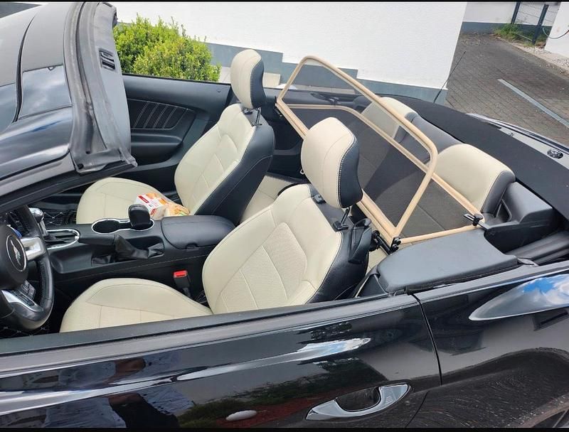 Second-hand Ford Mustang 314 CP (230 kW) 2017 Negru Cabrio