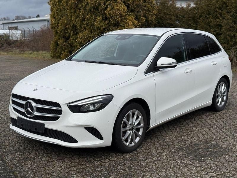 Gebraucht Mercedes E250 160 PS (117 kW) 2022 Weiß Limousine