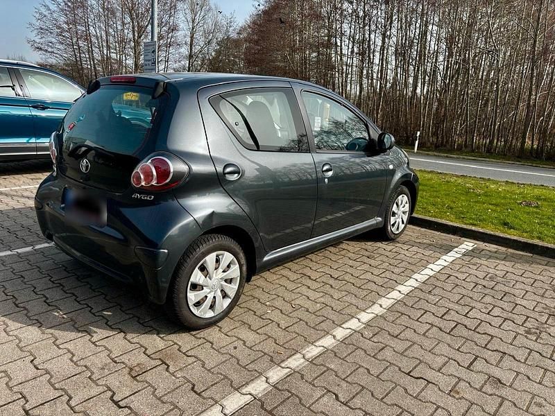 Gebraucht Toyota Aygo 68 PS (50 kW) 2012 Grau Kleinwagen