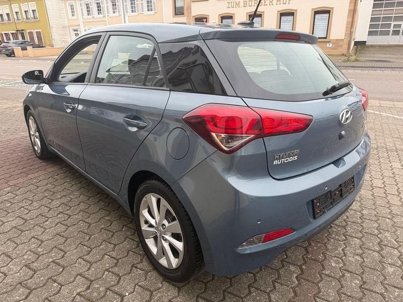 Gebraucht Hyundai i20 101 PS (74 kW) 2017 Blau Limousine