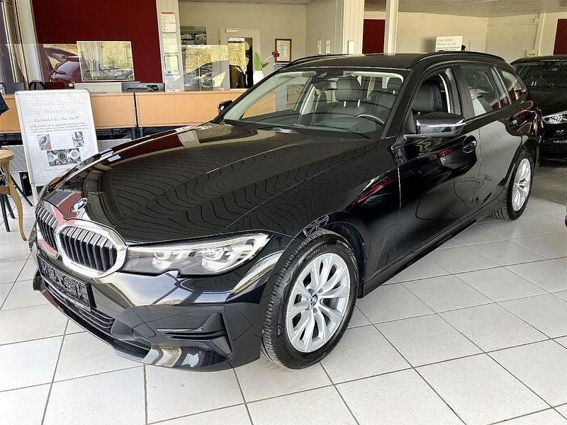 Black sapphire metallic Gebraucht 2020 BMW 320 Sport Line Kombi | 23.975 € (Fairer Preis) - Bild 1/4