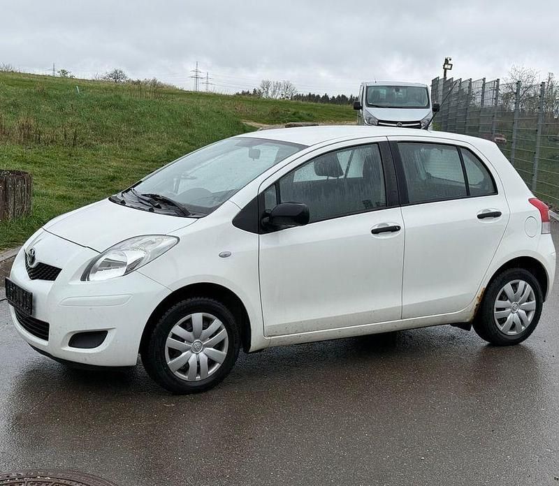 Gebraucht Toyota Yaris 69 PS (50 kW) 2011 Weiß Kleinwagen