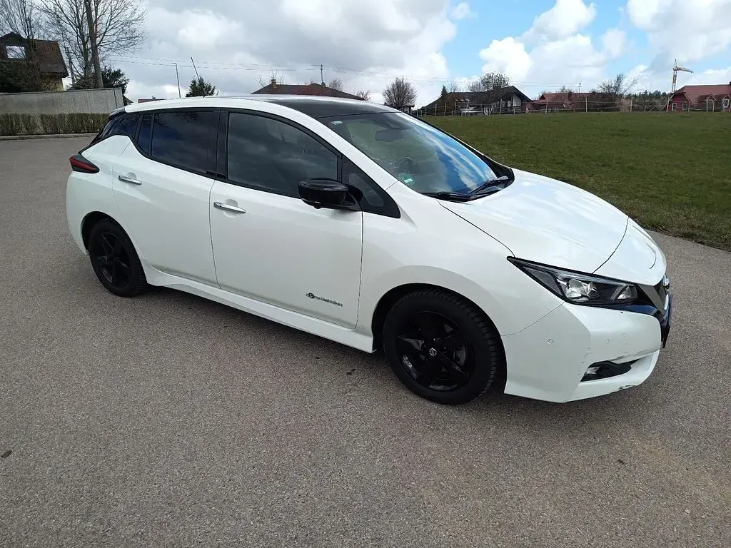 Gebraucht Nissan Leaf Tekna 110 kW (150 PS) 2019 Weiß Kleinwagen