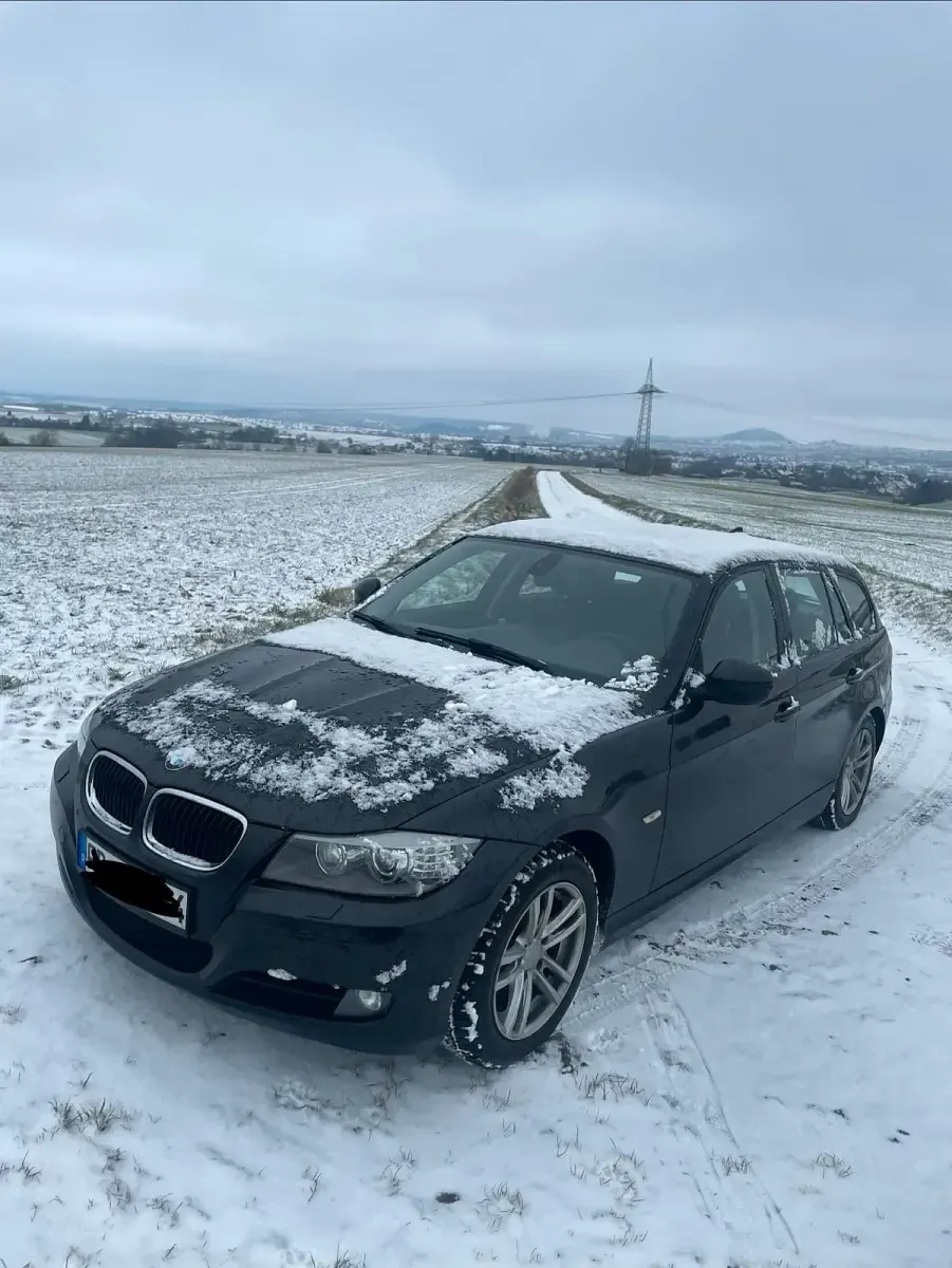 Gebraucht BMW 318 125 PS (91 kW) 2012 Schwarz Kombi