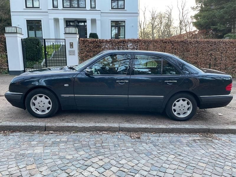 Gebraucht Mercedes E240 Elegance 170 PS (125 kW) 1999 Schwarz Limousine