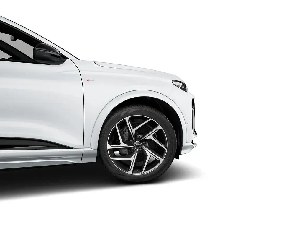 Gebraucht Audi Q6 e-tron Comfort 284 kW (387 PS) 2025 Gletscherweiß metallic SUV
