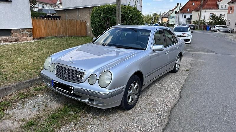 Silber Gebraucht 2001 Mercedes E200 Limousine | 3.350 € (Fairer Preis) - Bild 1/4