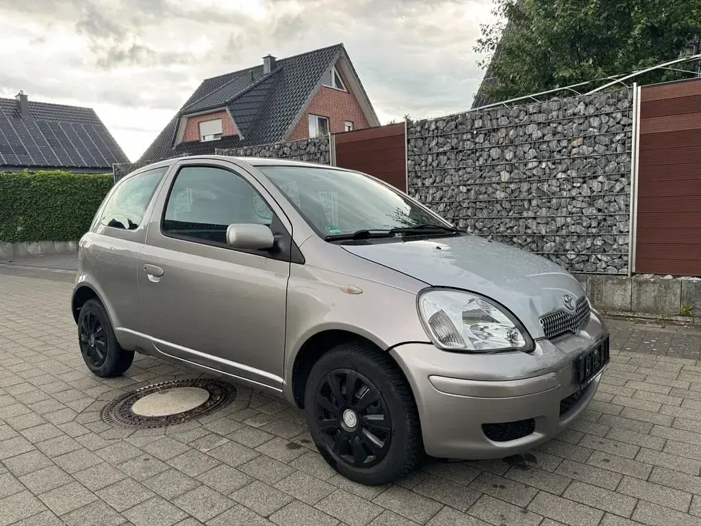 Gebraucht Toyota Yaris 65 PS (47 kW) 2005 Silber Limousine