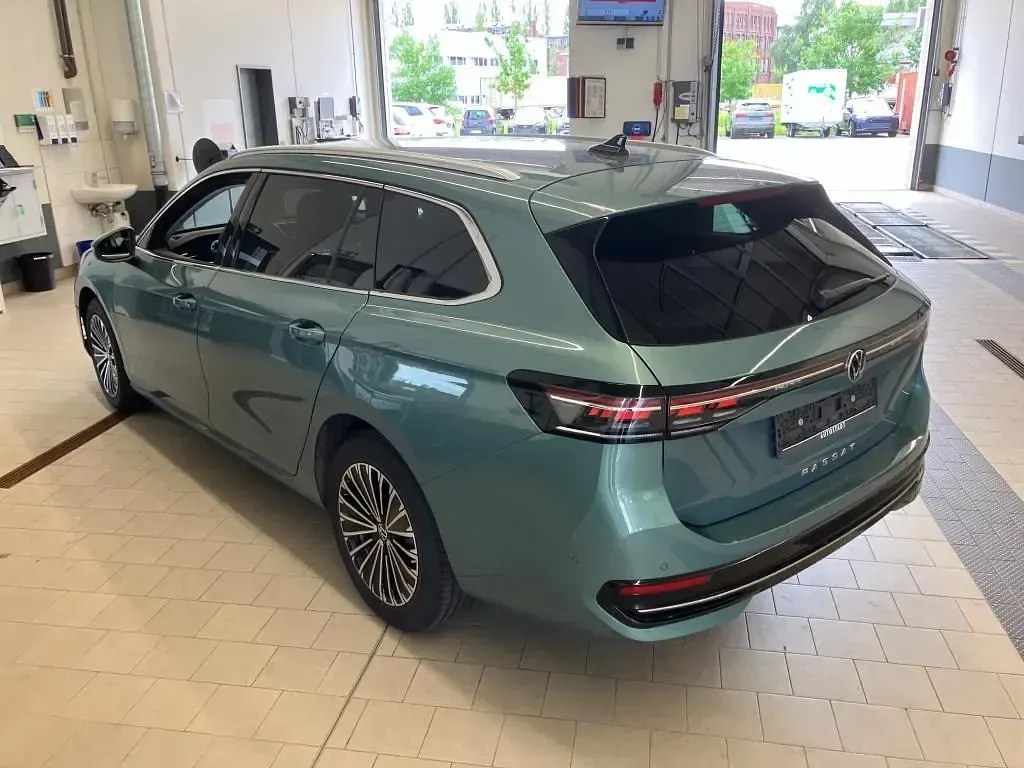 Gebraucht VW Passat Elegance 150 PS (110 kW) 2024 Blau Kombi