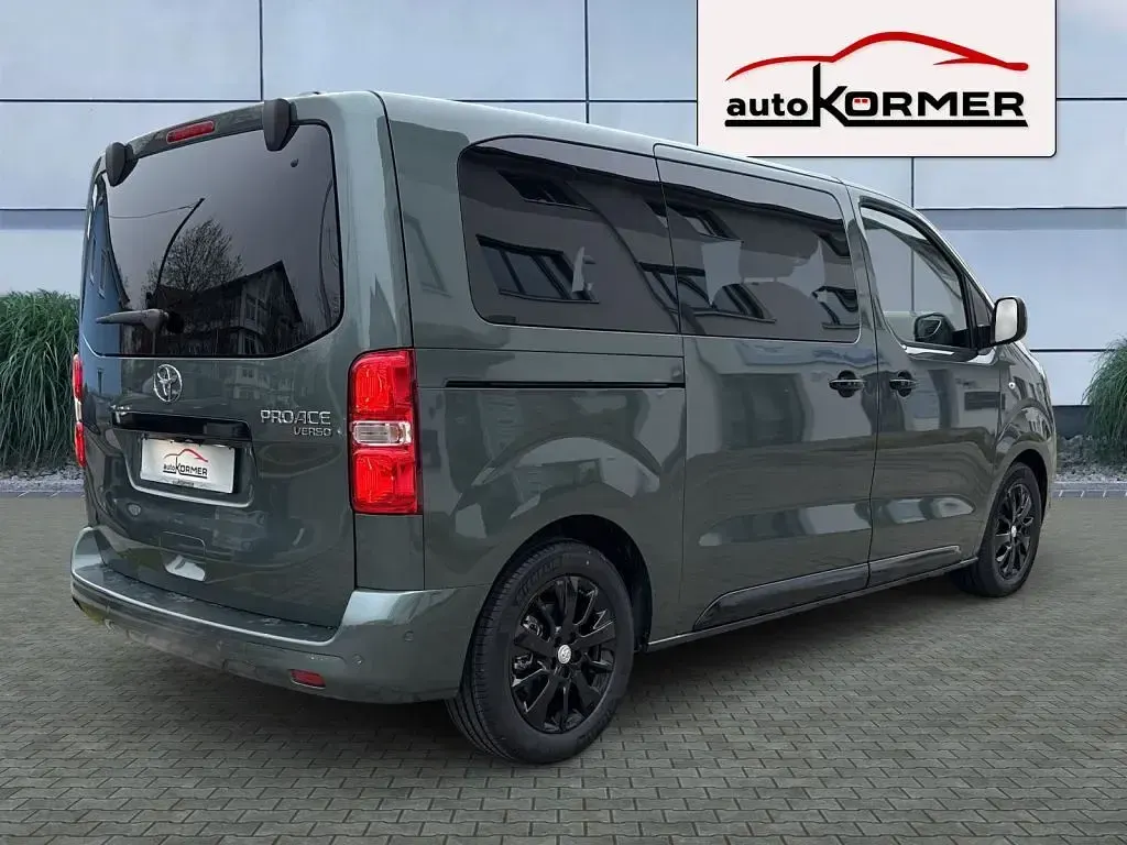 Neu Toyota Proace Verso Lounge 179 PS (131 kW) 2026 All terrain green metallic Kombi