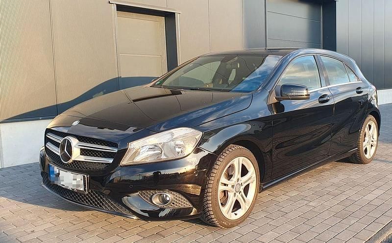 Schwarz Gebraucht 2014 Mercedes A180 Urban Limousine | 12.200 € (Fairer Preis) - Bild 1/4