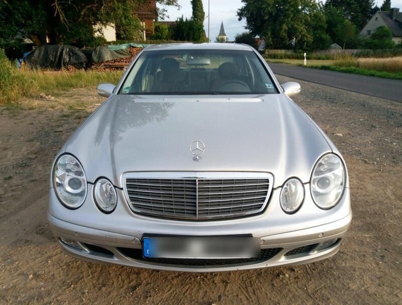Silber Gebraucht 2005 Mercedes E240 Limousine | 6.500 € (Fairer Preis) - Bild 1/4