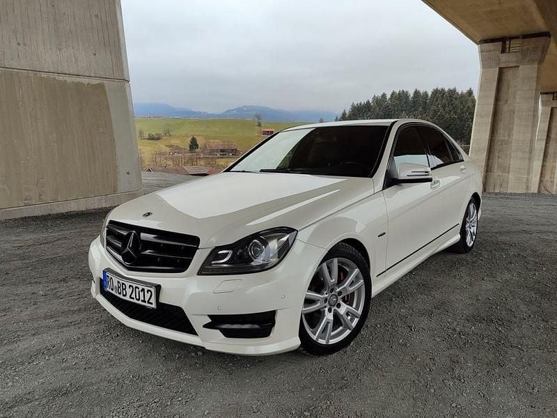 Weiß Gebraucht 2012 Mercedes C350 AMG line Limousine | 13.800 € (Fairer Preis) - Bild 1/4