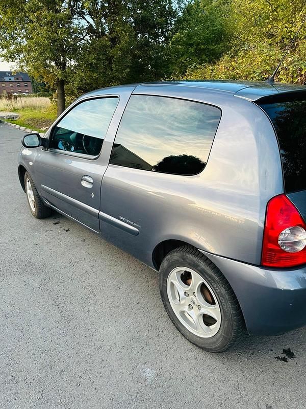 Gebraucht Renault Clio II 58 PS (42 kW) 2009 Grau Kleinwagen