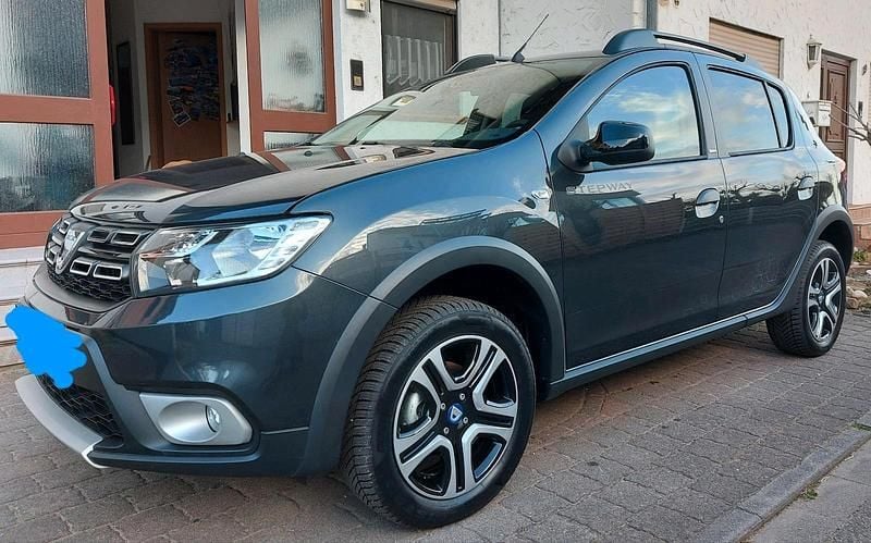 Grau Gebraucht 2020 Dacia Sandero Celebration Kleinwagen | 11.500 € (Fairer Preis) - Bild 1/3