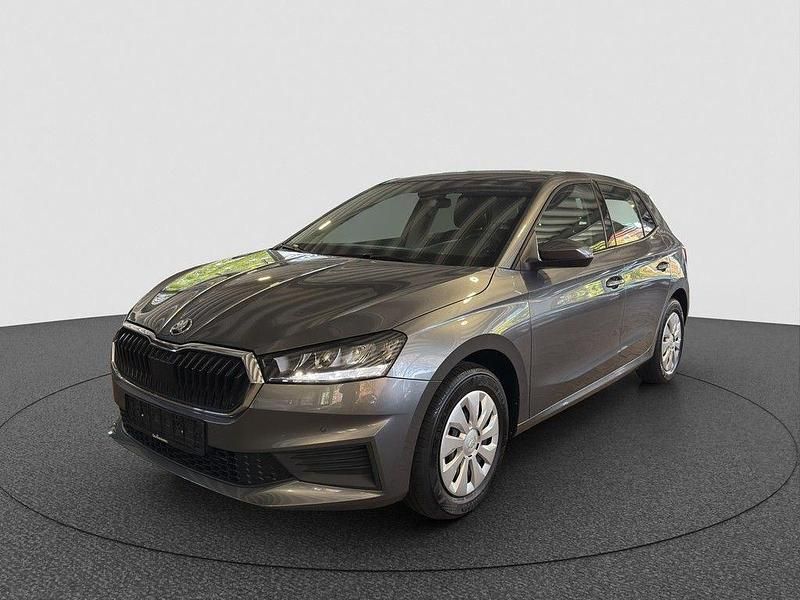 Grau Gebraucht 2022 Skoda Fabia Ambition Limousine | 19.890 € (Fairer Preis) - Bild 1/4