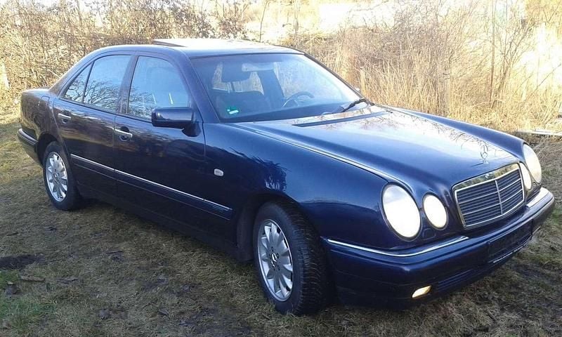 Gebraucht Mercedes E320 Elegance 220 PS (161 kW) 1998 Blau Limousine